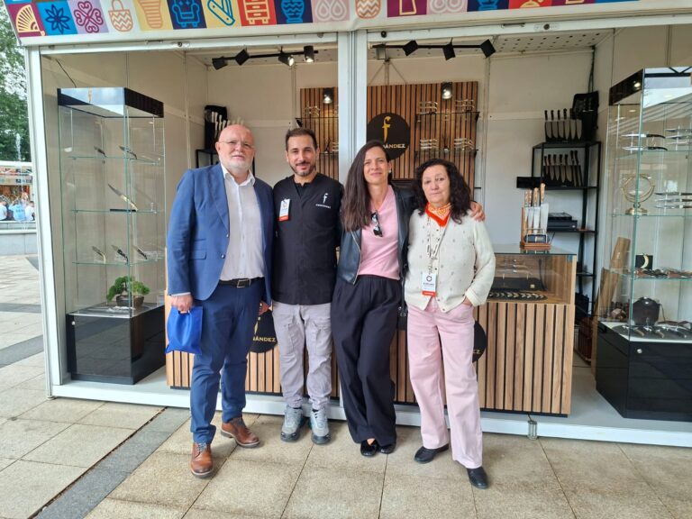 El delegado de la Junta en Albacete y la diputada de Turismo, junto a artesanos albaceteños en FARCAMA