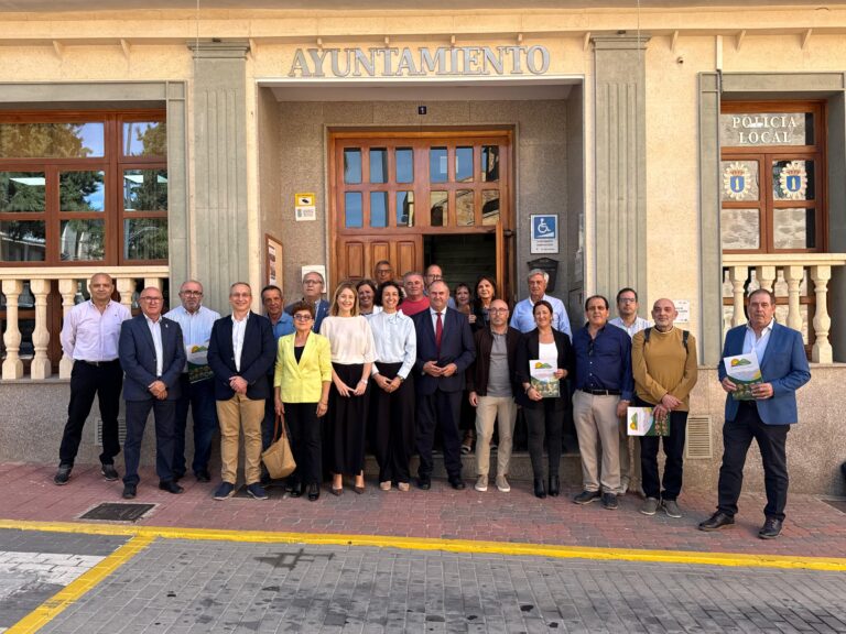 El consejero Julián Martínez Lizán durante la firma de contratos LEADER del Grupo de Desarrollo Rural Monte Ibérico-Corredor de Almansa