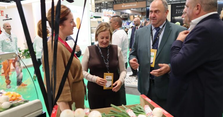 El consejero de Agricultura, Julián Martínez Lizán, en el estand de Castilla-La Mancha en Fruit Attraction