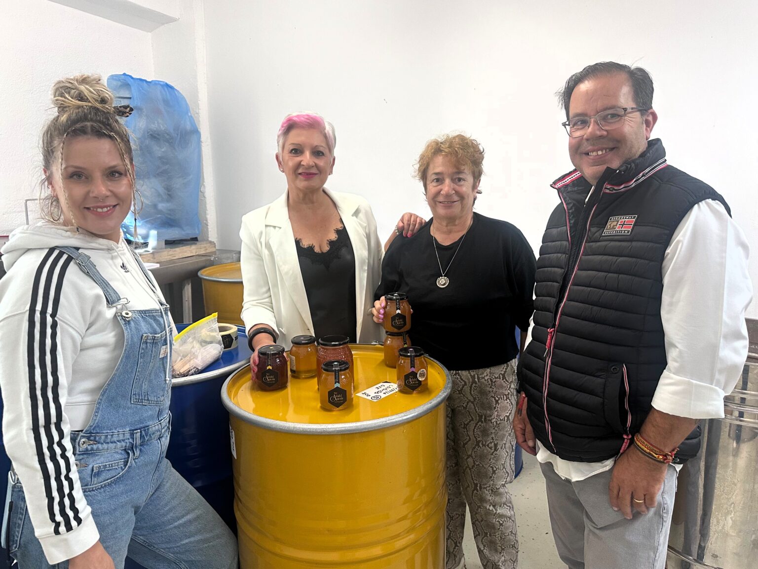 La delegada de la Junta visita a la apicultora Raquel Adalid, premiada por Guadalajara en el Día de la Mujer Rural