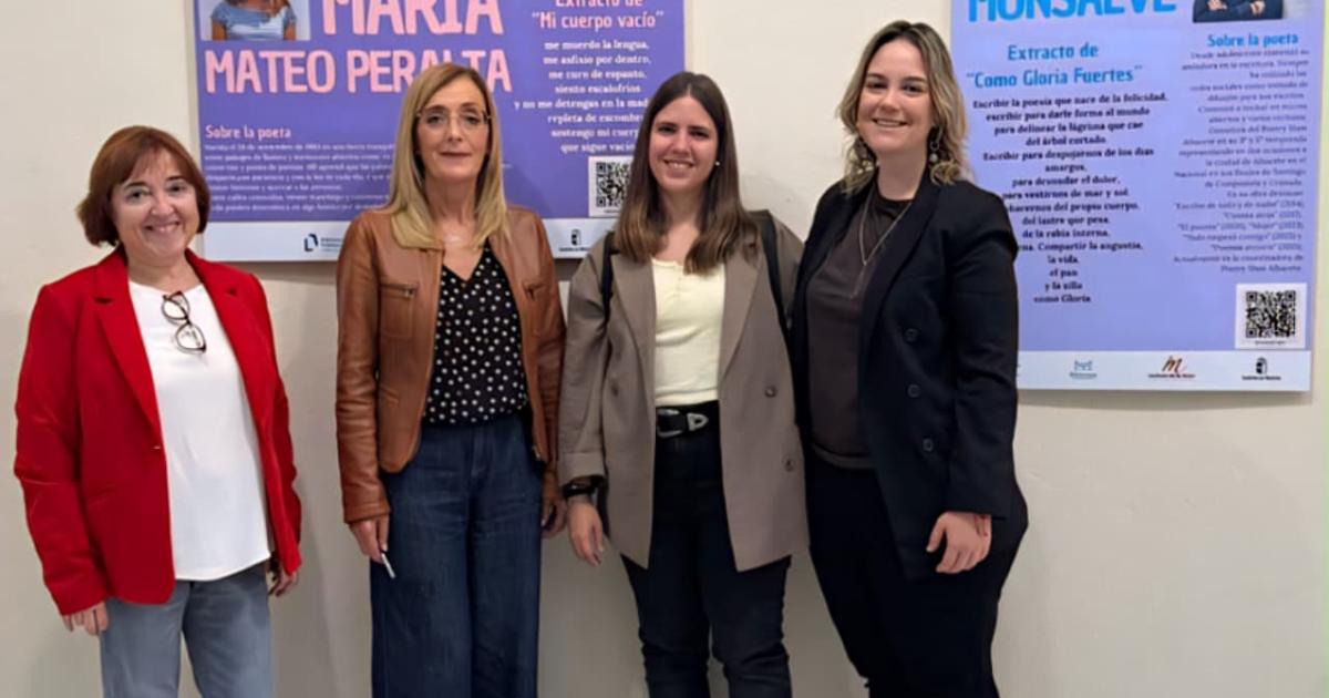 Lola Serrano junto a las poetisas participantes y la directora de la biblioteca en la exposición Poetas Emergentes