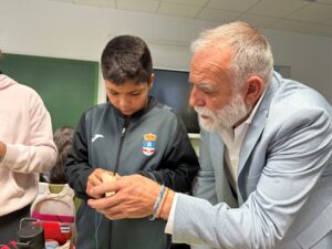 Escolares de Guadalajara en un taller de artesanía en cuero con la maestra marroquinera Carmen del Olmo