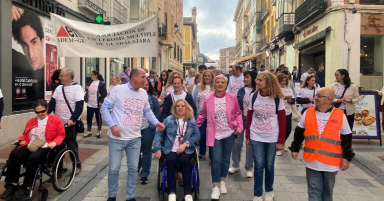 Participantes en la V Marcha de ADEMGU por la esclerosis múltiple en Guadalajara