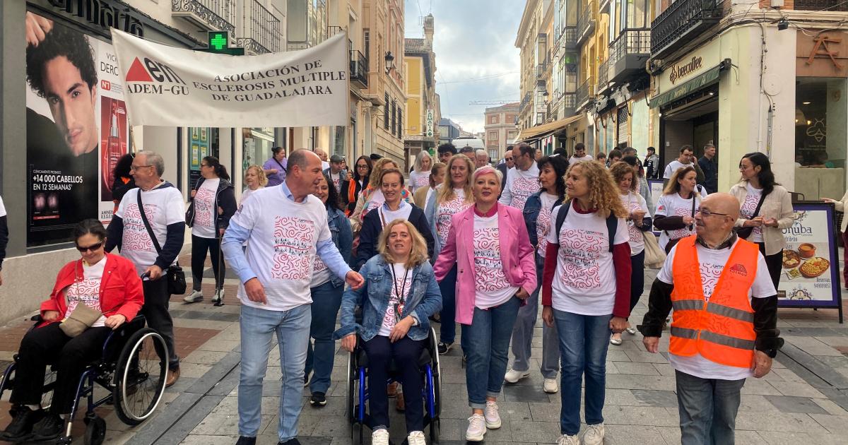 Participantes en la V Marcha de ADEMGU por la esclerosis múltiple en Guadalajara