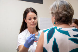 Punto de vacunación frente a la gripe en un centro de salud de Castilla-La Mancha