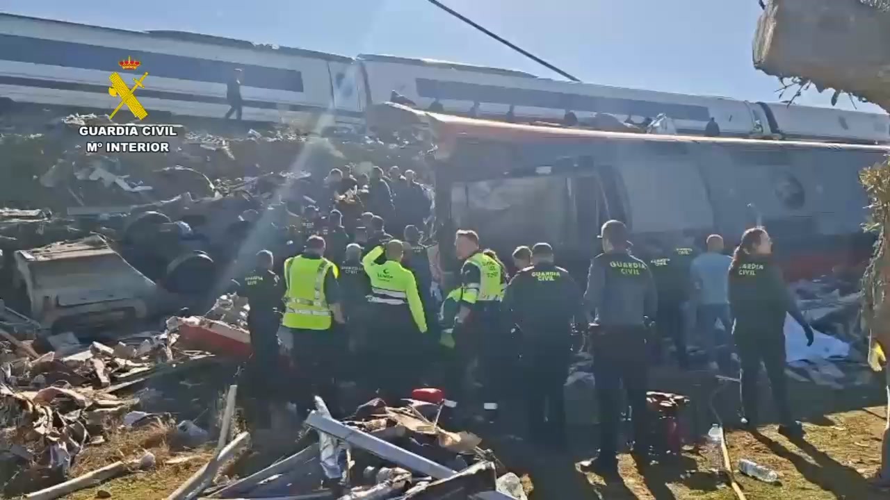 Agentes de la Guardia Civil junto a un vagón volcado en Urda