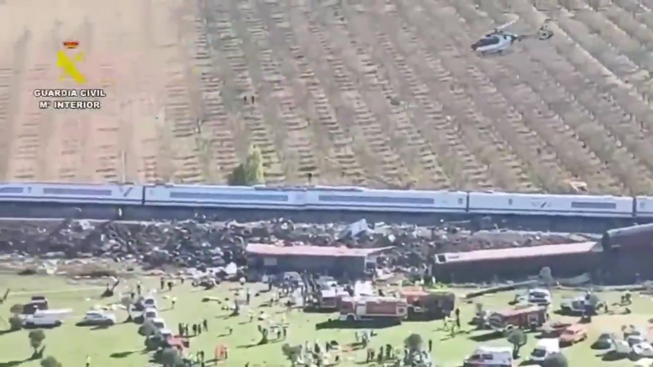 Helicóptero sobre los trenes accidentados en Urda