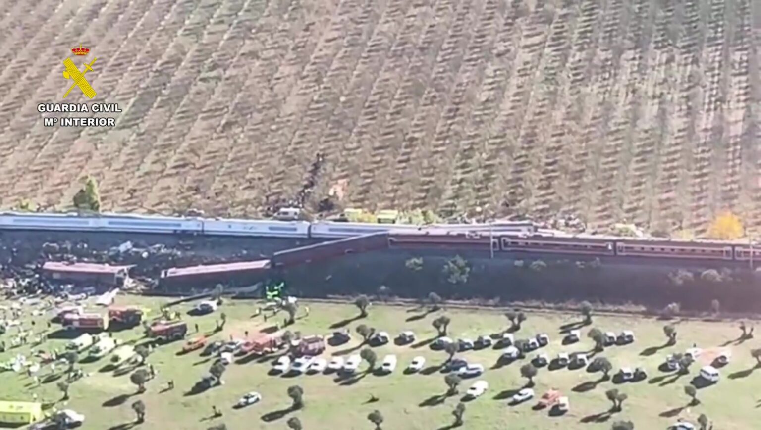 Vista lateral aérea de los trenes y vehículos de emergencia en Urda