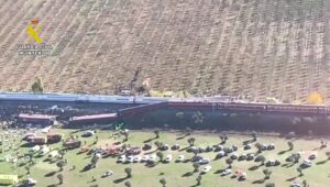 Vista lateral aérea de los trenes y vehículos de emergencia en Urda