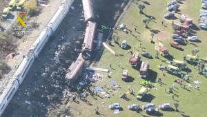 Vista aérea del accidente de tren de Urda con los vagones del Iryo volcados y los equipos de emergencia