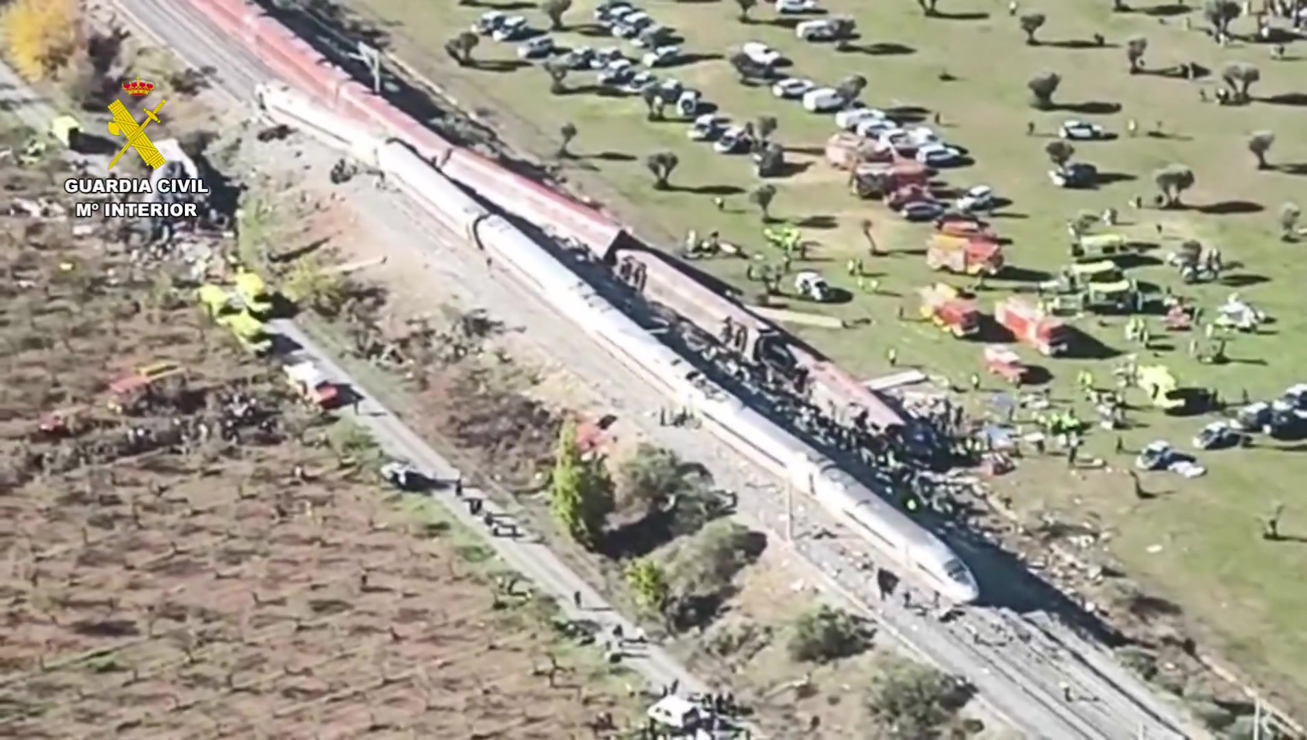 Accidente de Urda: al menos 31 muertos y más de 80 heridos, según García-Page 1 Vista aérea de la vía y los trenes accidentados en Urda